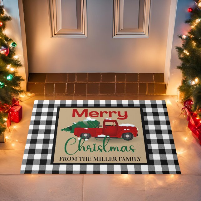 Tapete Xadrez de Buffalo e Natal Personalizado de Caminhã (Buffalo Plaid and Red Truck Personalized Christmas Doormat)