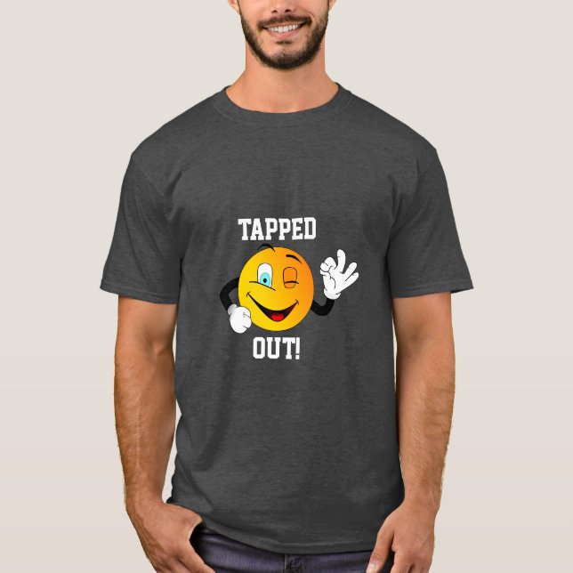"Tapped Out!" T-Shirt de Cartoon Winking Emoji (Frente)