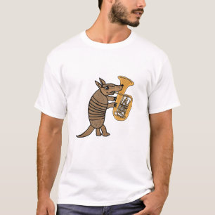 Tatu dos BU que joga o t-shirt da tuba