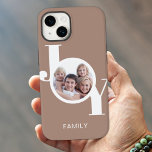 Taupe de Foto Moderno<br><div class="desc">Esta capa de telefone fotográfica moderna apresenta uma fotografia de solteiro e a palavra JOY em tipografia na moda num fundo bege esticado. Facilmente personalizável se você quiser mudar a palavra família para seu nome. Use a Ferramenta Design para alterar o tamanho,  o estilo ou a cor do texto.</div>