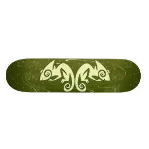 {TBA} O lagarto dobro aprecia o skate do passeio