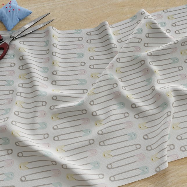Tecido de Pino de Fralda Moderna (A fun pattern of baby diaper pins fabric perfect for your nursery)