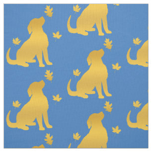 Tecido Golden retriever entre as folhas da queda