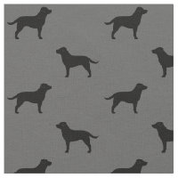 O cão preto dos Retrievers de Labrador mostra em