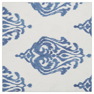 Tecido padrões tribais de ikat azul-claro e branco