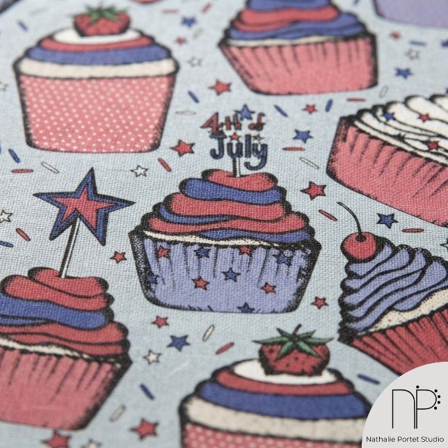 Tecido Toalha de Linho para Bolo de Aniversário de 4 de J (This July 4th Cupcake Linen features fine-line pen-and-ink sweet treats designed for festive holiday)