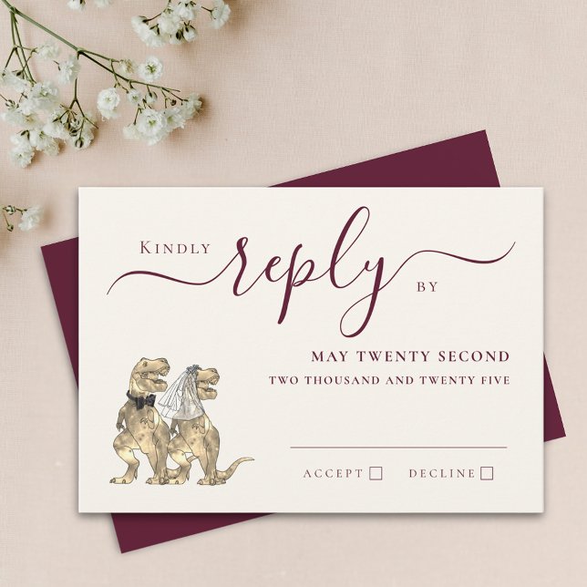 Tema do Dinossauro Resposta ao Creme da Borgonha (Dinosaur theme wedding burgundy cream invitation RSVP card T-Rex dino bride and groom elegant script)