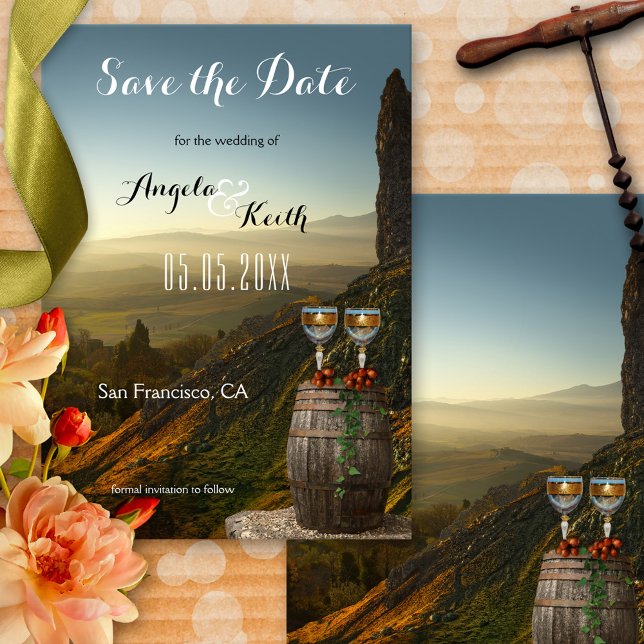Tema Vinha Moderna ou Vinho Salvar Cartão de Data (Save the Date card featuring two wine glasses with grapes on a barrel with a stunning landscape view)