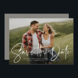Tendência moderna de script salve o cartão com fot<br><div class="desc">Com uma foto horizontal solteiro e um roteiro moderno escrito "salve a data", este cartão é a maneira perfeita de anunciar seu noivado e o próximo casamento para amigos e familiares. O texto branco é ousado e moderno, mas ainda sofisticado. O texto personalizável na frente tem espaço para nomes, data,...</div>