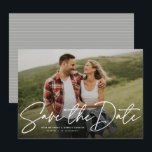Tendência moderna de script salve o cartão com fot<br><div class="desc">Com uma foto horizontal solteiro e um roteiro moderno escrito "salve a data", este cartão é a maneira perfeita de anunciar seu noivado e o próximo casamento para amigos e familiares. O texto branco é ousado e moderno, mas ainda sofisticado. O texto personalizável na frente tem espaço para nomes, data,...</div>