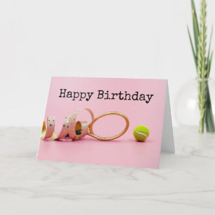 Tênis e feliz aniversário em raquete no cartão ros