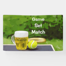 Tênis e vidro de jogo de cerveja.