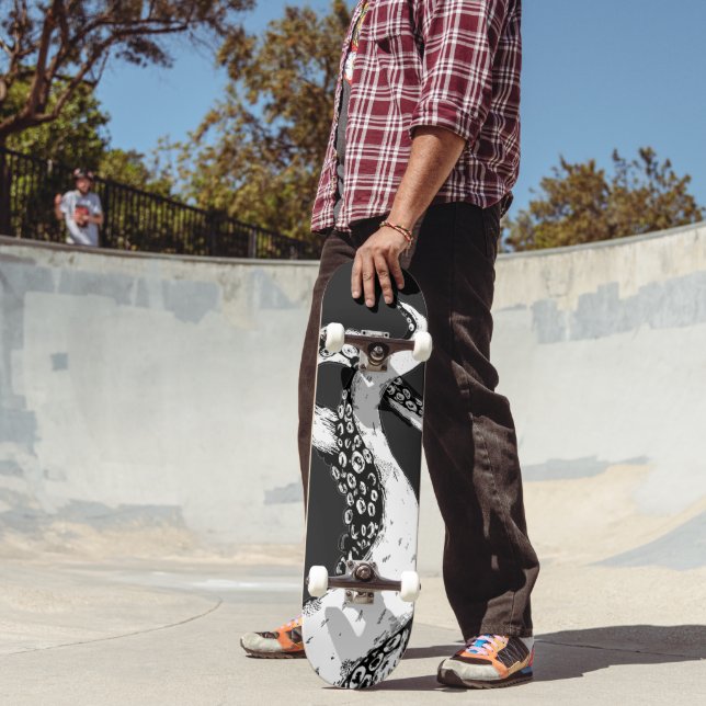 tentáculos de polvo em skate preto (Ao ar livre 2)