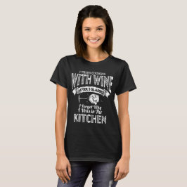 Tentei cozinhar com vinho. Camiseta escura feminin