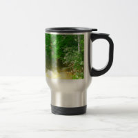 Rio Rushing debaixo da Caneca das Árvores