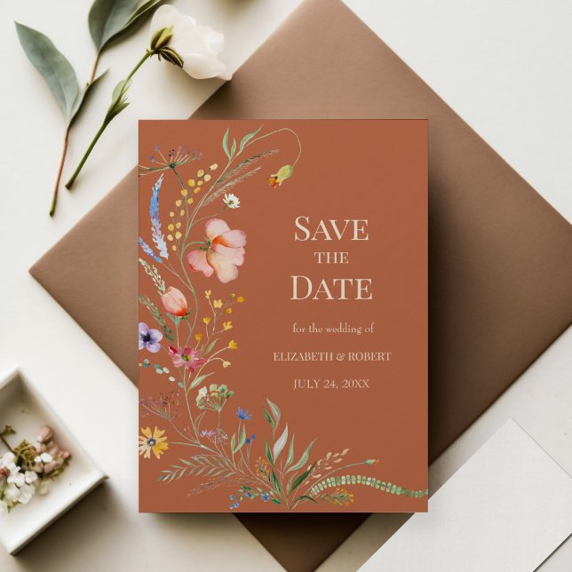 Terracotta Boho Wildflower Salva Cartão (Terracotta Boho Wildflowers Save The Date Card on wedding table with decoration and flowers)