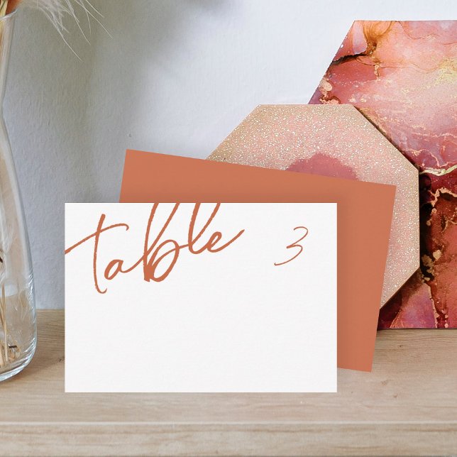 Terracotta Janto Nome da Placa Local Cartão (elegant script calligraphy terracotta burnt orange wedding table place name card with table number)