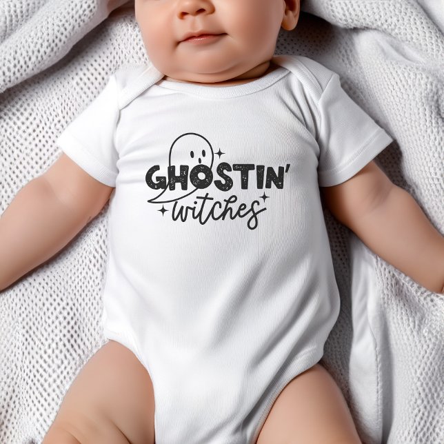Testemunhas de Fantasia Camisa de Bebê do Hallowee (Baby wearing white bodysuit that says "Ghostin' Witches". Design has ghost and stars.)