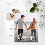 Texto Branco Foto de Casamento Obrigado<br><div class="desc">Pequeno papel de barato de 4, 5" x 5, 6" apresenta sua foto, as palavras Obrigado e seus nomes em caracteres chicos com sua nota de agradecimento nas costas. Papel de 110 lb e sua escolha de 3 tamanhos. **OS ENVELOPES BRANCOS SÃO OPCIONAIS NA PÁGINA ENCOMENDA. Certifique-se de verificar seu...</div>