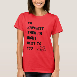 Texto de amor sobre camiseta vermelha feminina