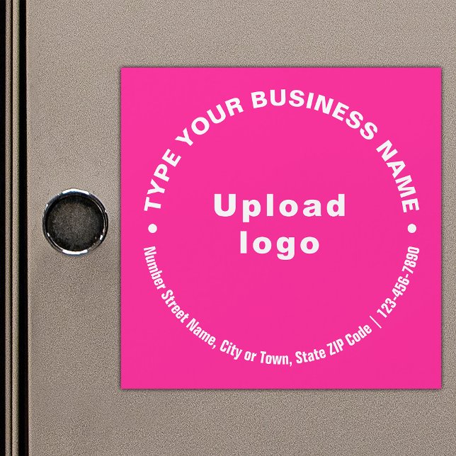 Textos comerciais circulares na placa magnética co (Build brand name awareness. Circular pattern texts of business brand on pink magnetic card.)