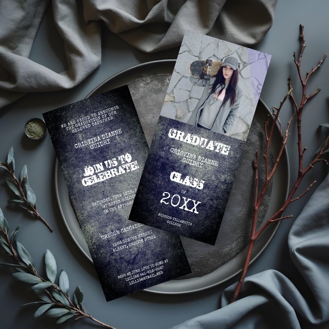 Textura metálica suja da Cinza do Formando do Alte (Modern Alternative Graduate Grey Dirty Metal Texture Photo Invitations Cards. )