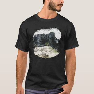 Texugo de mel em um t-shirt de madeira do coto