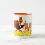 Thanksgivukkah Turquia devora a caneca de Tov<br><div class="desc">Comemore Thanksgivukkah 2013 com este clássico devoram a caneca de café de Tov! Caracterizando um design de um peru engraçado dos desenhos animados que veste um yamaka, uma colar da estrela de David, e iluminando a vela do menorah na acção de graças. Uma acção de graças de Hanukkah não ocorrerá...</div>