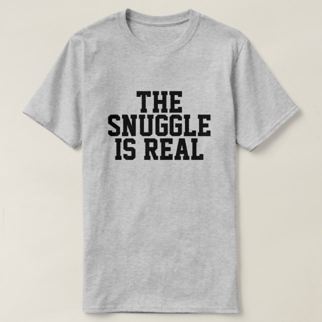 The Snuggle is Real T-Shirt (Frente do Design)