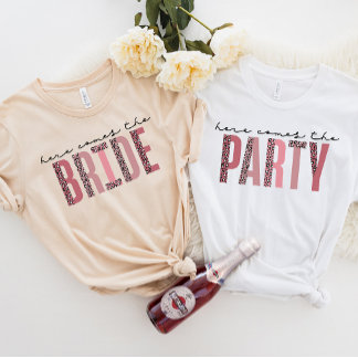 TIA Bridal Party Tee, aqui vem a camisa da noiva