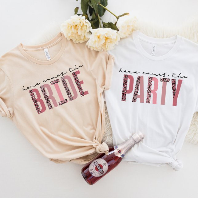 TIA Bridal Party Tee, aqui vem a camisa da noiva (Criador carregado)