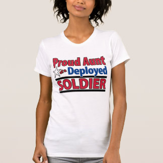 Tia orgulhosa de um soldado distribuído com camisa