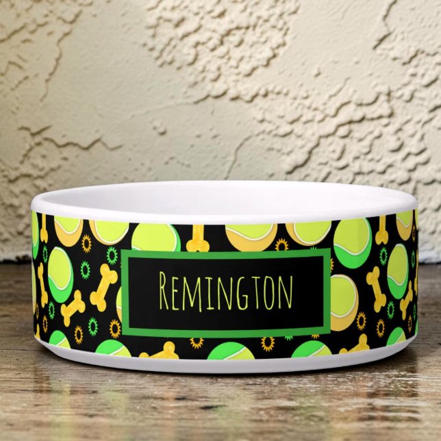 Tigela Bolas de Ténis com Nome de Estimação Personalizado (Fun custom pet bowl featuring colorful tennis balls and dog bones on a black background)