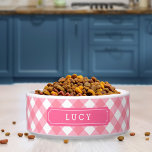 Tigela Nome Personalizado, Sweet Baby Pink Gingham<br><div class="desc">Uma tigela de comida de animais de estimação com nome personalizado adorável, com um padrão e etiqueta cor-de-rosa de bebê na moda. Personalize-o substituindo o texto do marcador de posição. Para obter mais opções, como alterar a fonte e seu tamanho, clique no botão "Personalizar". *Observe que a Marca d'água do...</div>