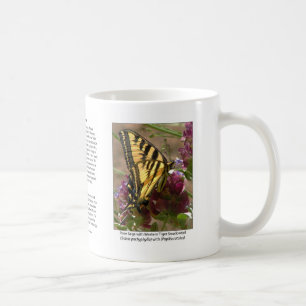Tigre Swallowtail com a caneca de café prudente