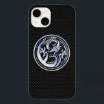 Tipo cromo Dragão Crest Fibra de Carbono Impressão<br><div class="desc">Um estilo de crachá de etiqueta Dragon,  renderizado em cromo como metal,  parece um impressão de fundo de fibra de carbono preta para vestir ou compartilhar em todas as ocasiões festivas. Uma ideia de presente de excelente!</div>
