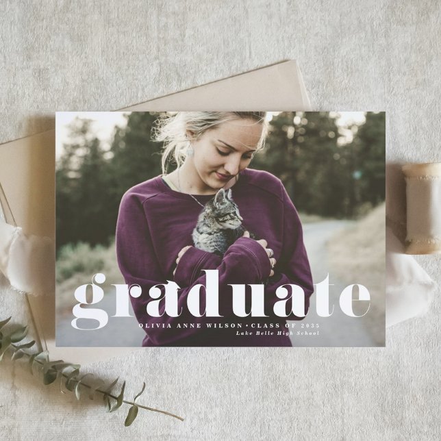 Tipografia Negrita Retro Branca Foto Anúncio de Gr (Customizable photo graduation announcement featuring bold typography. )