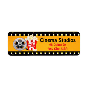 Tira do filme, pipoca e etiquetas de endereço do