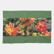 Toalha com aglomerado de dahlias laranja e amarela
