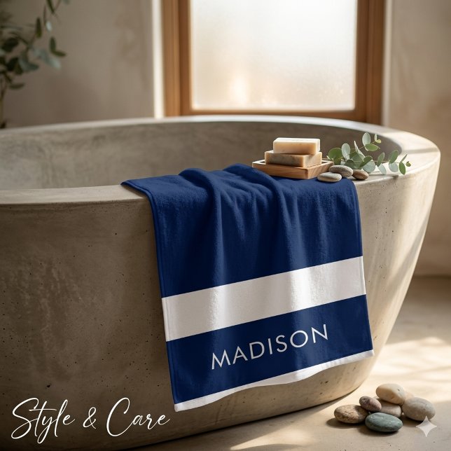 Toalha de Banho Azul Marinho Personalizada com Nom (Personalized Custom Name Navy Stylish Bath Towel)