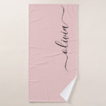 Toalha De Banho Blush Dusty Pink Modern Script Girly Monograma Nom<br><div class="desc">Blush Dusty Pink Simple Script Monograma Name Bathroom Toel. Isto faz o doce e perfeito aniversário de 16 anos,  casamento,  chá de panela,  aniversário,  chá de fraldas ou festa de solteira presente para alguém que ama luxo de luxo e estilos quíticos.</div>