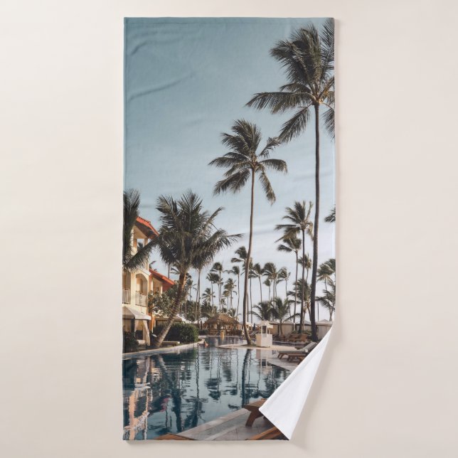 Toalha De Banho Câmaras de salão de madeira castanho perto da pisc (Toalha de Banho)