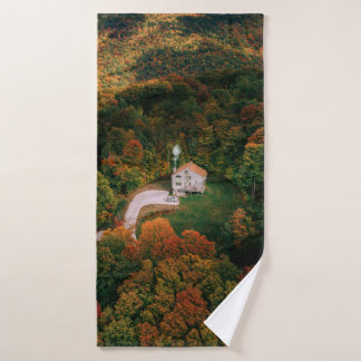 TOALHA DE BANHO CASA BRANCA E COROA ARREDONDADA POR ÁRVORES