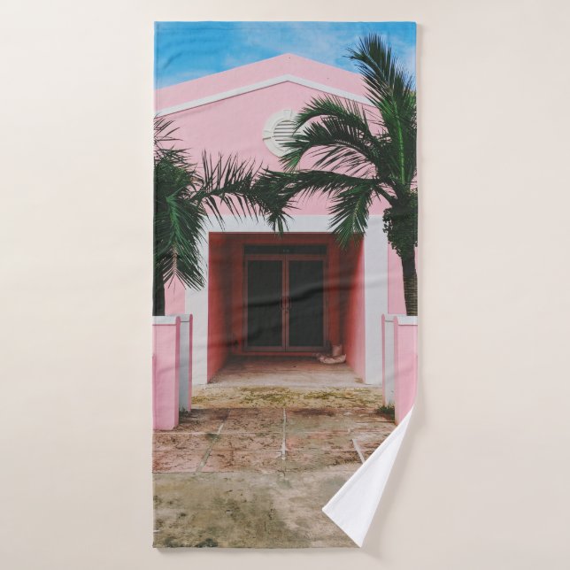 Toalha De Banho Casa de betão rosa e branco perto de árvores verde (Toalha de Banho)