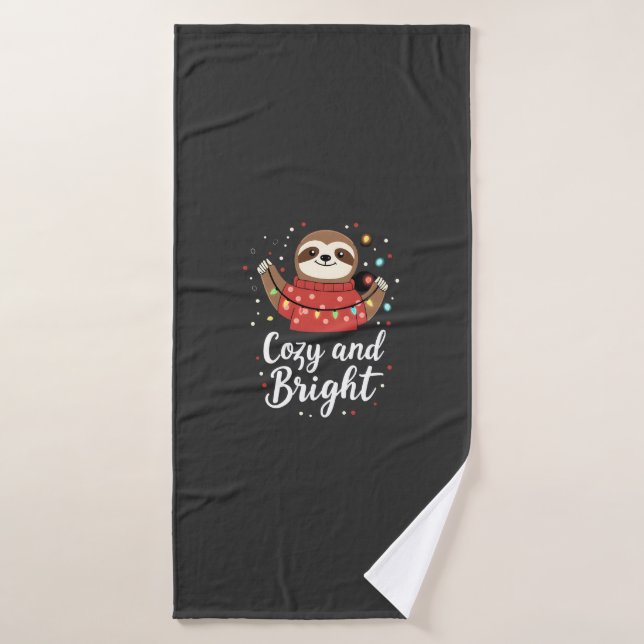 Toalha De Banho Cozy And Bright Sloth Christmas Lights (4) (Toalha de Banho)