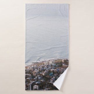 TOALHA DE BANHO EDIFÍCIOS CONCRETOS BRANCOS E MARINHOS