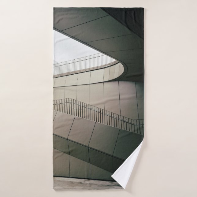TOALHA DE BANHO ESCADAS CONCRETAS BRANCAS COM CAMINHÕES METÁLICAS  (Toalha de Banho)