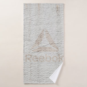 Toalha De Banho Foto de aproximação do logotipo Reebok na parede