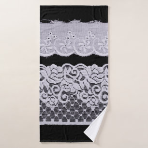 Toalha De Banho Lace Ornamental Branco isolado em fundo preto