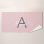 Toalha De Banho Nome do Monograma da Rapariga da Cinza Rosa Escamo<br><div class="desc">Cor-de-rosa e Cinza Simples Script Monogramas Name Spiral Notebook Planner. Isto faz o doce e perfeito aniversário de 16 anos,  casamento,  chá de panela,  aniversário,  chá de fraldas ou festa de solteira presente para alguém que ama luxo de luxo e estilos quíticos.</div>